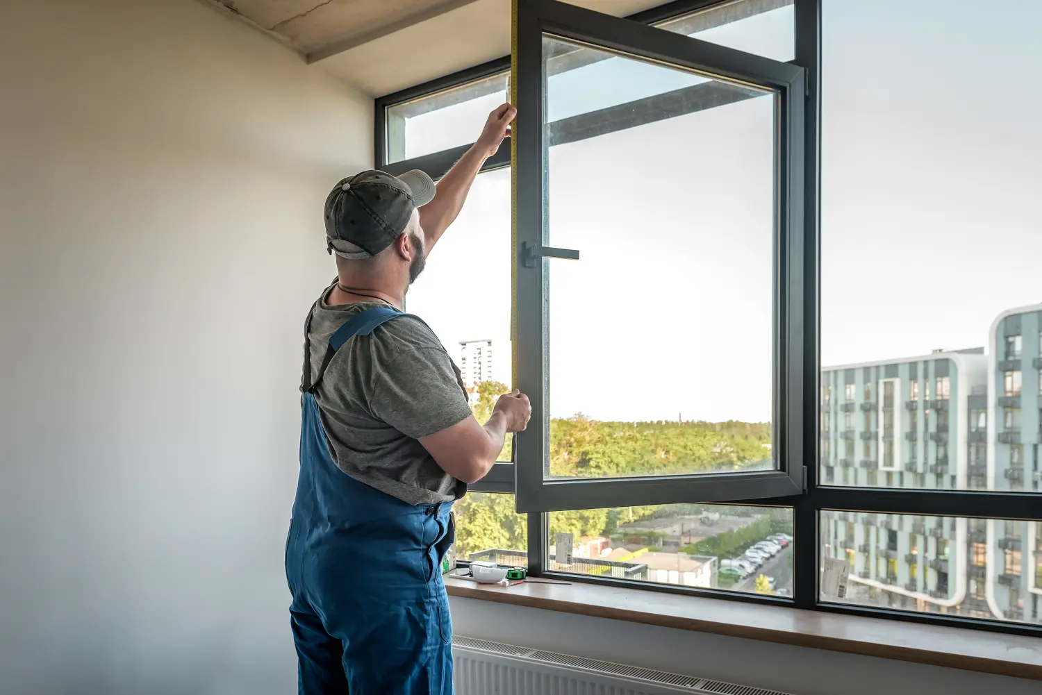 Bauarbeiter installieren neues Fenster in der Wohnung